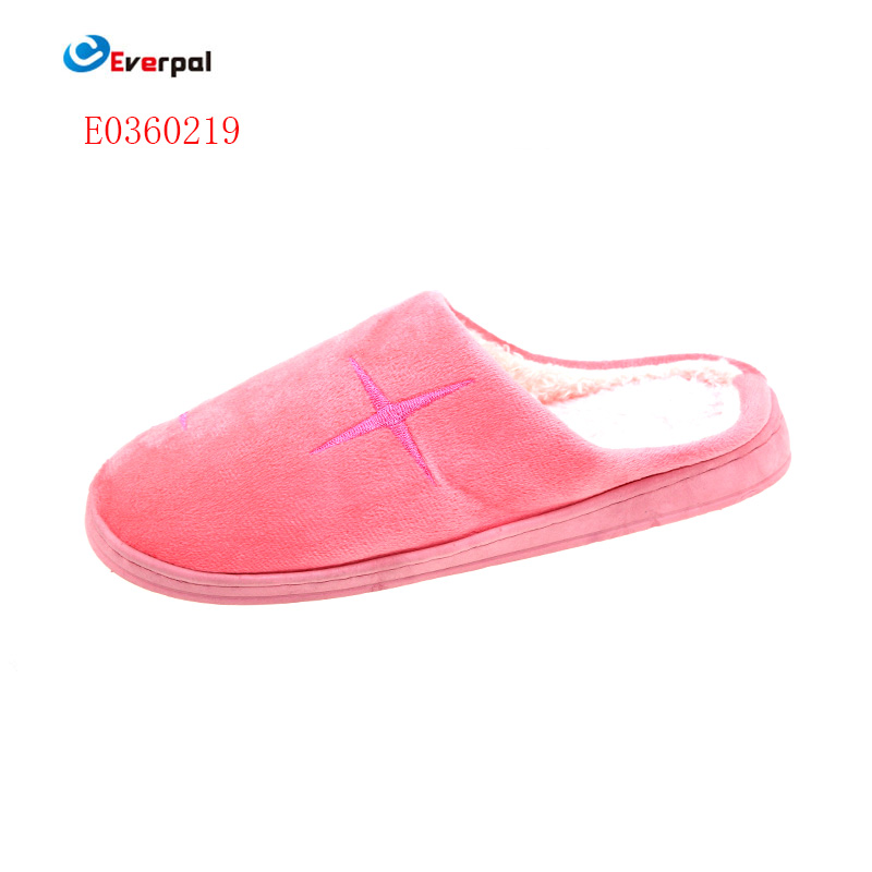 Slippers fuzzy vs slipéir rialta: Ag déanamh an rogha chompord